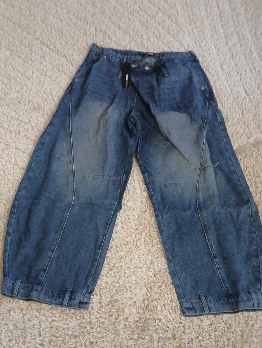 NWT CROSSOVER BUTTON BARREL JEANS